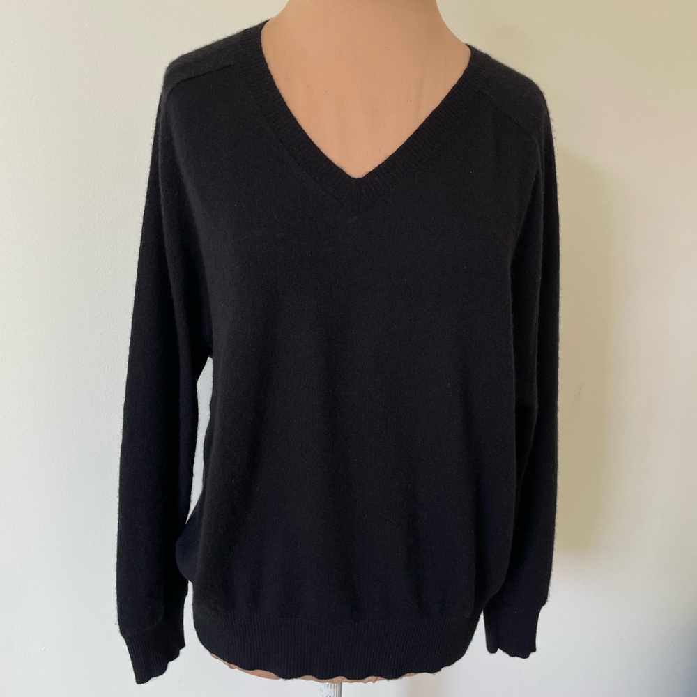 Vince Women’s Cashmere Casual V-Neck Black Long Sleeve Sweater EUC Size Small